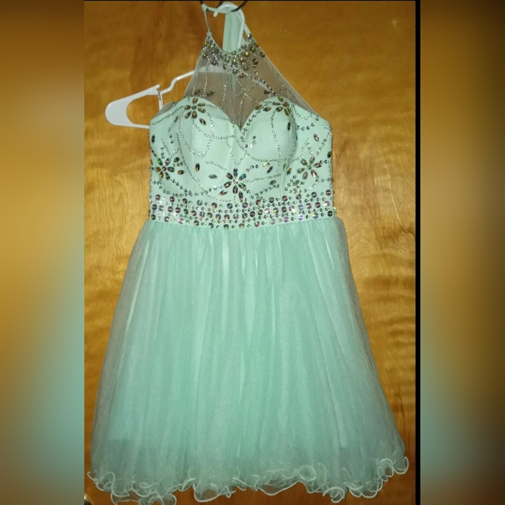 Women's Musever Halter Short  Dress W/ Beading Light Mint Size 6 Prom /Dress